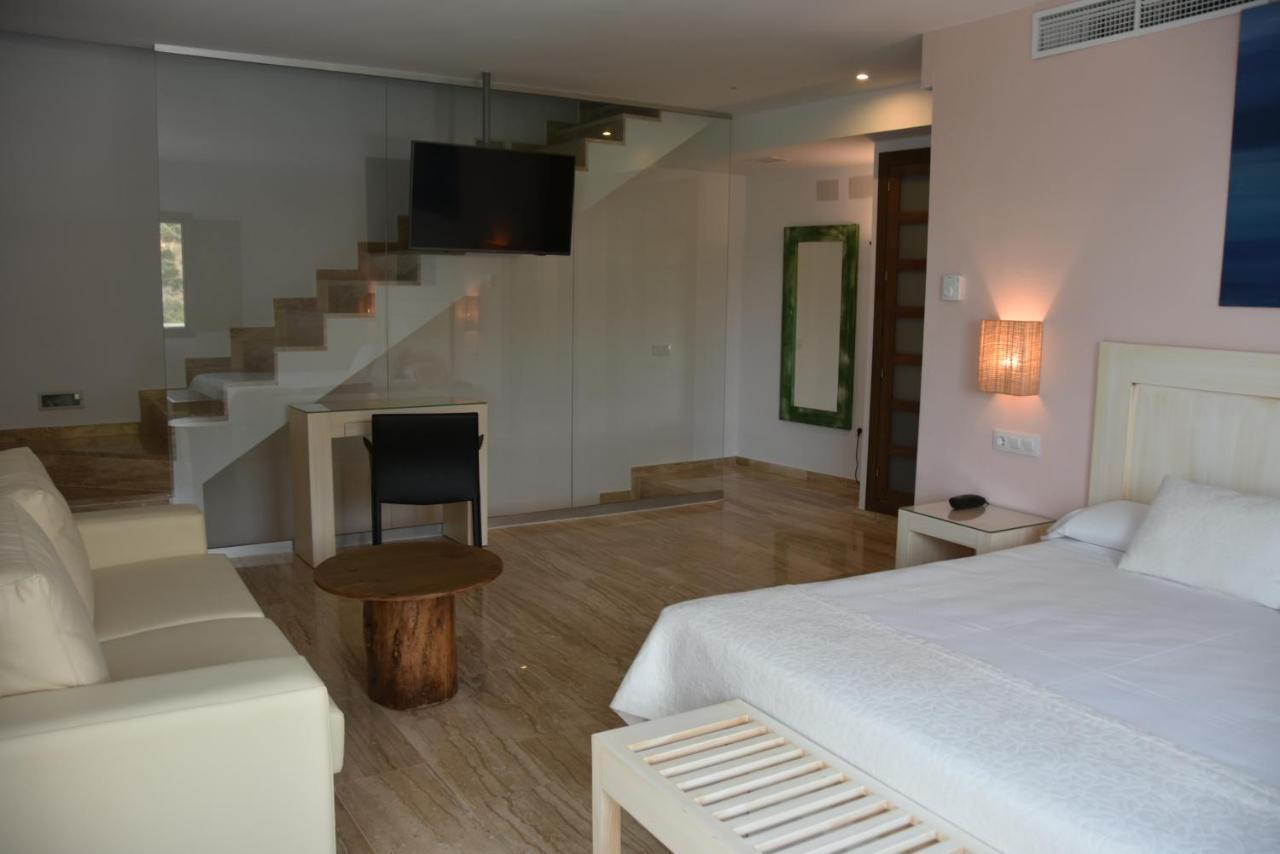 Hotel Dona Lola Zahara Захара-де-лос-Атунес Экстерьер фото