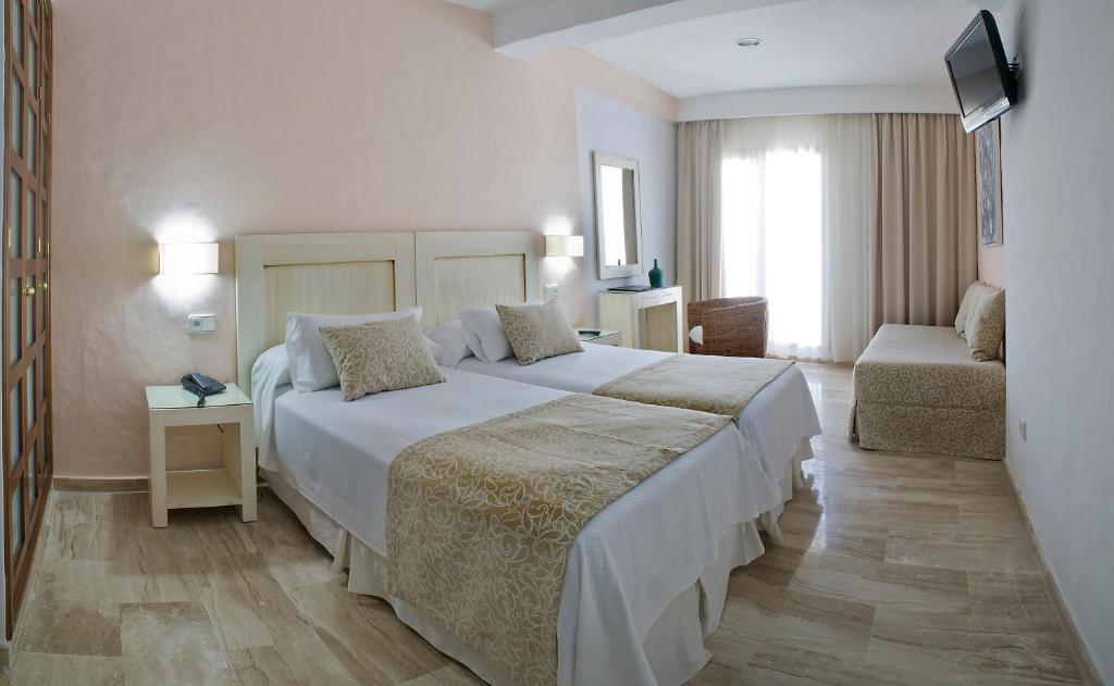 Hotel Dona Lola Zahara Захара-де-лос-Атунес Номер фото